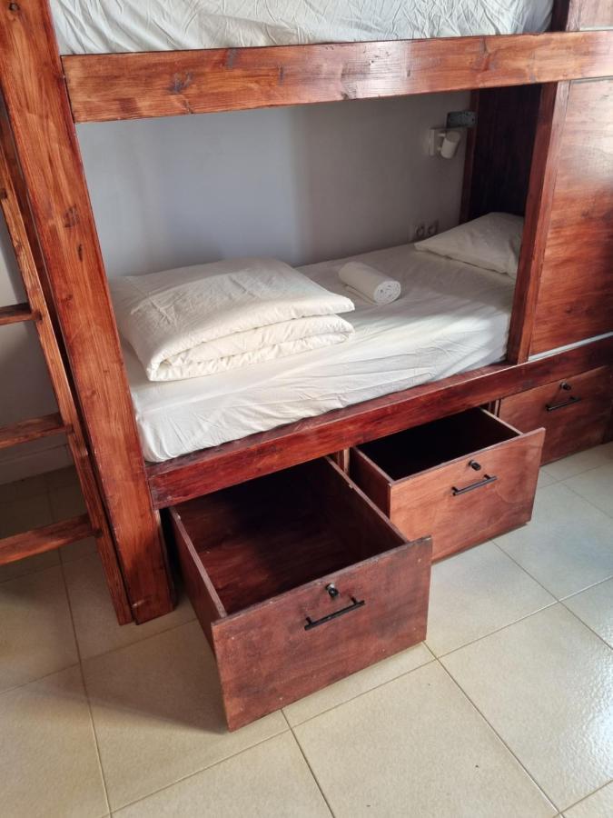 Cama en habitación femenina compartida de 4 camas